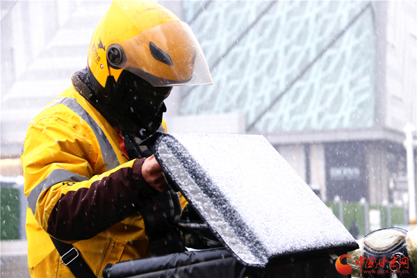2020年第一場雪巧遇“小寒” 蘭州人請收下?。ńM圖）