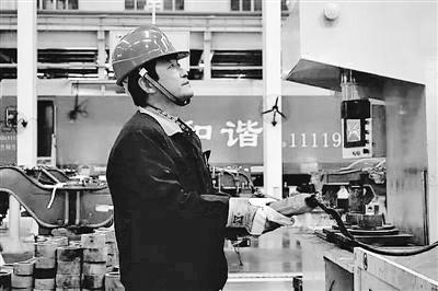 蘭州：寒夜黃河邊，他一把拉出落水大學(xué)生