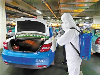免費(fèi)接送一線抗“疫”人員 蘭州奔馬雷鋒車隊，你們真棒！