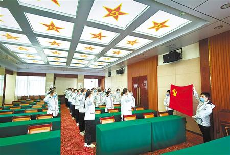 一次難得的黨課——甘肅第二、第三批援鄂醫(yī)療隊預備黨員宣誓儀式側(cè)記