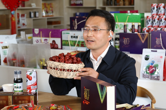 “縣長直播天團(tuán)”唱響“甘貨春之聲”，售出近30種甘貨1萬余件 開進(jìn)直播間的網(wǎng)絡(luò)扶貧博覽會，受百萬網(wǎng)友點贊 
