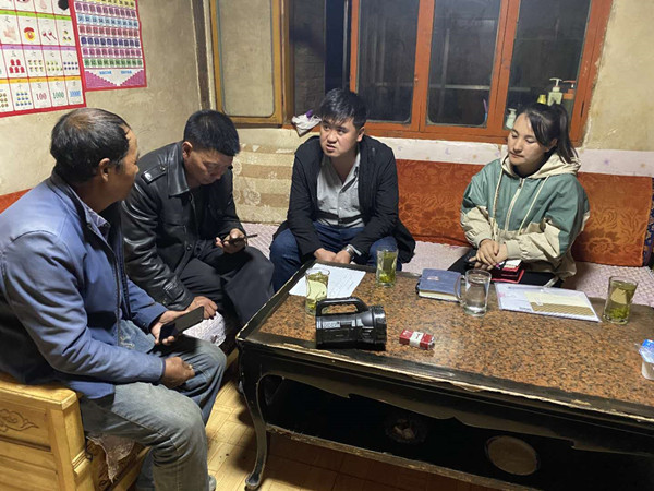 圖為木耳鎮(zhèn)紀(jì)檢干事盧建民（左三）連夜在多壩村多壩組奚連德家中了解受災(zāi)情況，排查安全隱患，并宣傳發(fā)生次生災(zāi)害的相關(guān)知識(shí)。_副本.jpg