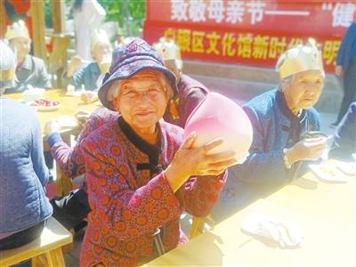 母親節(jié)，白銀“花村”擺了一場(chǎng)“敬老宴”