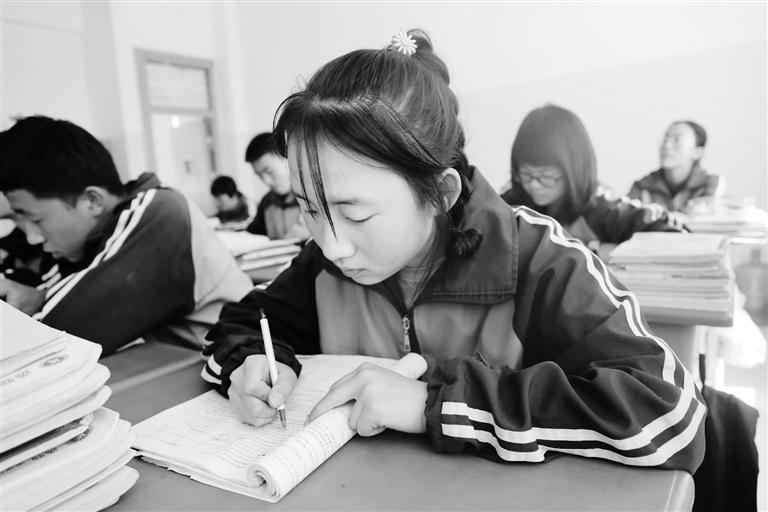 慶陽環(huán)縣這名小姑娘，柔弱肩膀撐起一個(gè)大家庭