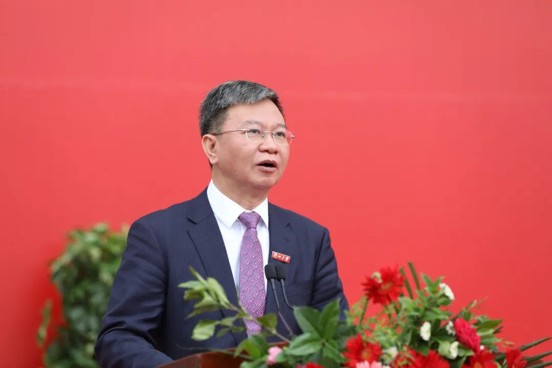 蘭州大學(xué)校長(zhǎng)嚴(yán)純?nèi)A寄語(yǔ)2020屆本科畢業(yè)生：做敢擔(dān)當(dāng)、能擔(dān)當(dāng)、有擔(dān)當(dāng)?shù)娜?>
        </a><em>蘭州大學(xué)校長(zhǎng)嚴(yán)純?nèi)A寄語(yǔ)2020屆本科畢業(yè)生：做敢擔(dān)當(dāng)、能擔(dān)當(dāng)、有擔(dān)當(dāng)?shù)娜?/em></li>
    <li><a  target=
