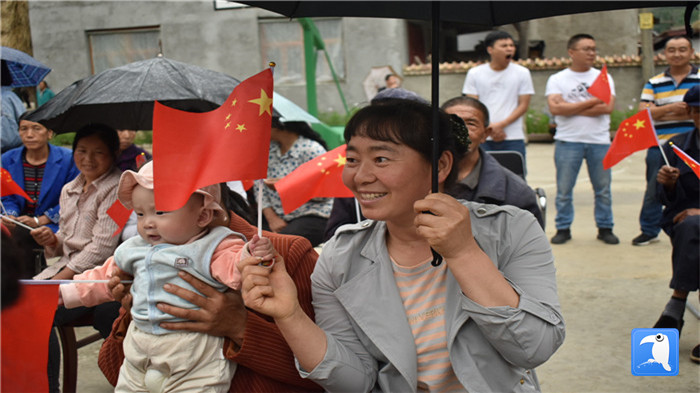隴南市紀(jì)委監(jiān)委黨員干部與宕昌縣官亭鎮(zhèn)杜家村群眾一起慶祝黨的生日。_副本.jpg