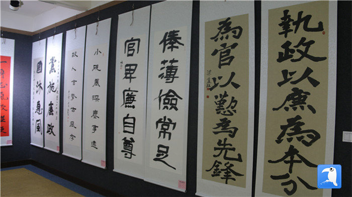 7月1日上午，定西市通渭縣紀(jì)委監(jiān)委舉辦“襄郡清風(fēng)·喜迎建黨99周年”廉政文化書畫展，共同為黨的生日獻(xiàn)禮。_副本.jpg