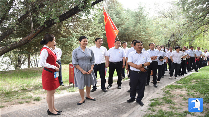7月1日，嘉峪關(guān)市紀(jì)委監(jiān)委機(jī)關(guān)黨委在迎賓湖絲路廉潔文化主題公園舉行慶祝黨建99周年迎“七一”主題黨日活動。_副本.jpg