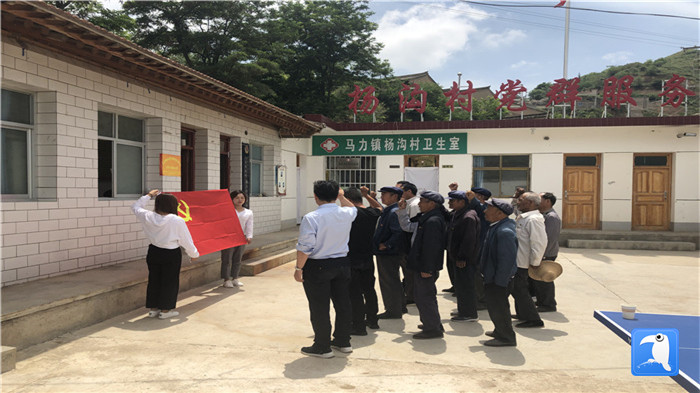 6月29日，天水市武山縣紀(jì)委監(jiān)委組織黨員干部在馬力鎮(zhèn)楊溝村重溫入黨誓詞。_副本.jpg