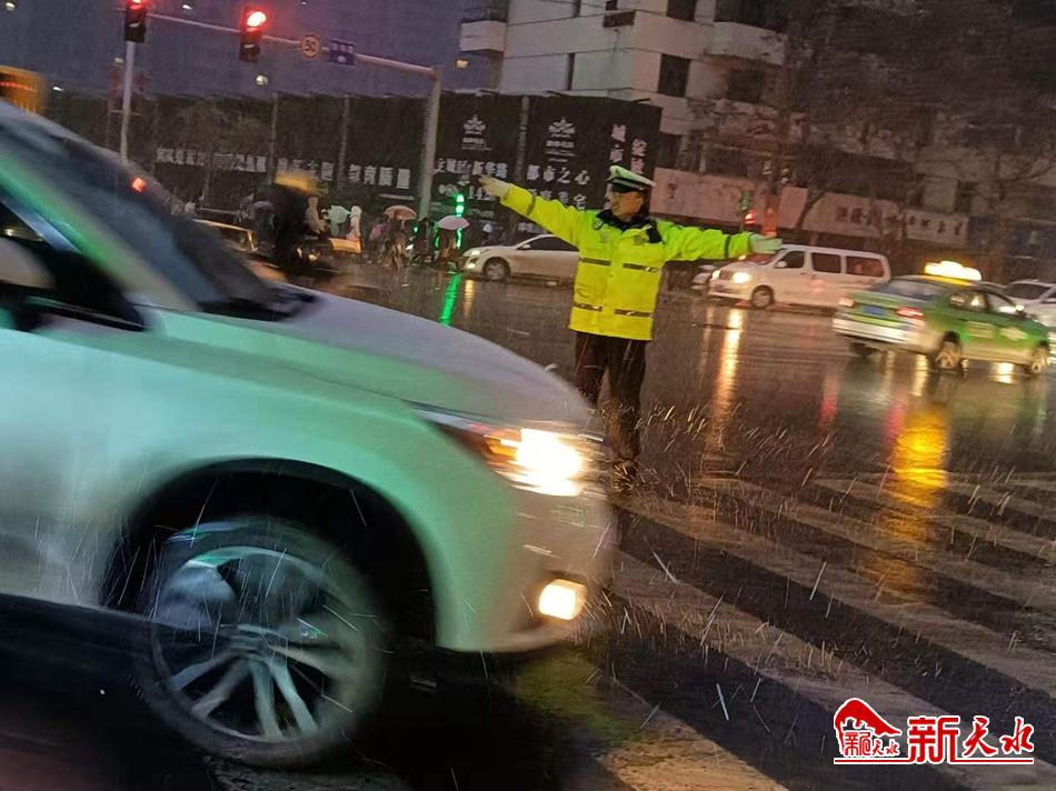 風雪襲來，天水最美“警色”在路上！