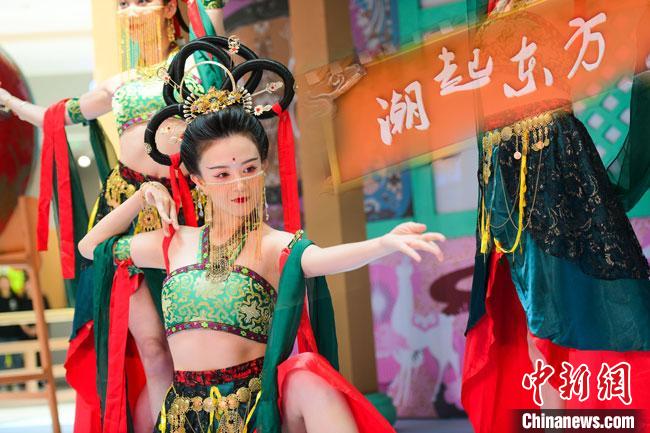 圖為今年9月5日，在重慶亮相的敦煌博物館“潮起東方”主題活動(dòng)現(xiàn)場(chǎng)。敦煌博物館供圖