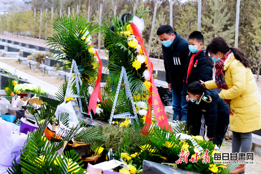 委托快遞、自發(fā)前往，社會各界在陳紅軍烈士墓前獻花致敬