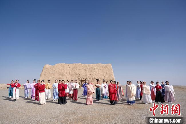 數(shù)十位身著古裝的女性通過(guò)體驗(yàn)賞漢舞、習(xí)漢禮、吟誦詩(shī)詞等中華傳統(tǒng)文化，再現(xiàn)古絲綢之路的繁華盛景。　邱亮 攝