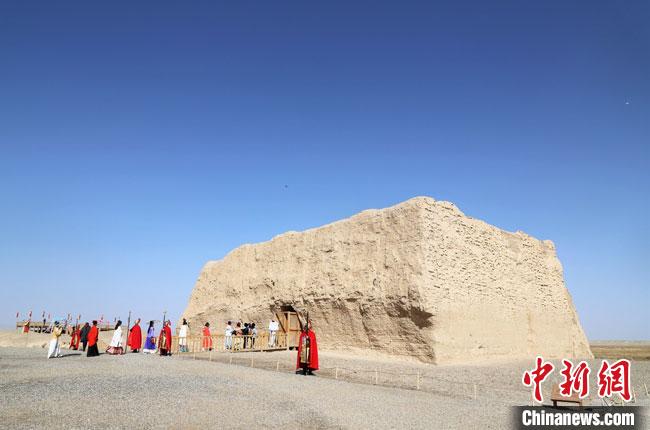 數(shù)十位身著古裝的女性通過(guò)體驗(yàn)賞漢舞、習(xí)漢禮、吟誦詩(shī)詞等中華傳統(tǒng)文化，再現(xiàn)古絲綢之路的繁華盛景?！⊥踺?攝