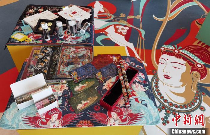 60余類敦煌主題的文創(chuàng)產(chǎn)品讓人愛不釋手。　丁思 攝