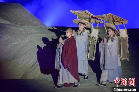 圖為演出現(xiàn)場，該劇獨(dú)創(chuàng)360度旋轉(zhuǎn)并前后移動觀眾席，顛覆傳統(tǒng)劇場舞臺表演模式。　王斌銀 攝