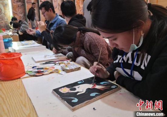 2020年10月，臺灣大學(xué)生在敦煌“莫高學(xué)堂”體驗?zāi)嗯弋嬍肿髡n?！《∷?攝