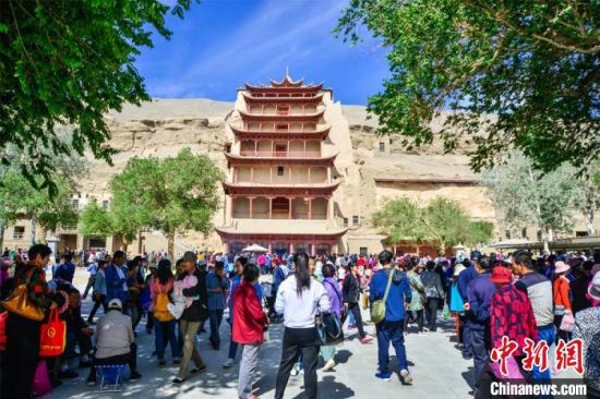 中國農(nóng)歷四月初八，敦煌民眾傳承歷史習(xí)俗，前往莫高窟燒香禮佛、祈福。(資料圖) 王斌銀 攝