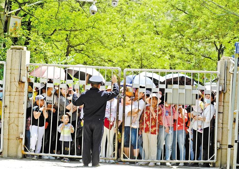 人流如潮 入園游客突破5萬 五泉山公園、蘭州市動(dòng)物園昨日臨時(shí)閉園