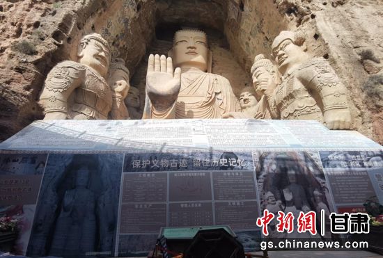 時下，中國“石窟鼻祖”天梯山石窟第13窟大佛足部與局部危巖體搶救性保護項目正在施工。圖為施工現場。陳曉斌 攝