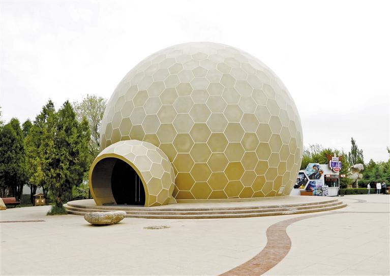 裸眼3D 360度沉浸式觀(guān)影 蘭山公園球幕影院讓你身臨其境