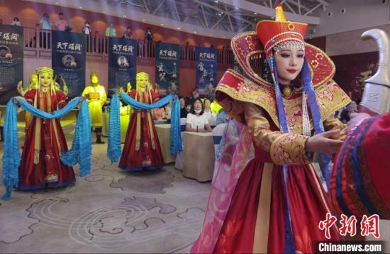 圖為中國(guó)首部邊塞史詩(shī)劇《天下雄關(guān)》首演發(fā)布會(huì)現(xiàn)場(chǎng)?！〈蘖?攝