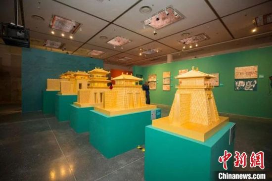 圖為呈現(xiàn)敦煌壁畫中的建筑和園林之美的復(fù)原模型。(資料圖) 敦煌研究院供圖