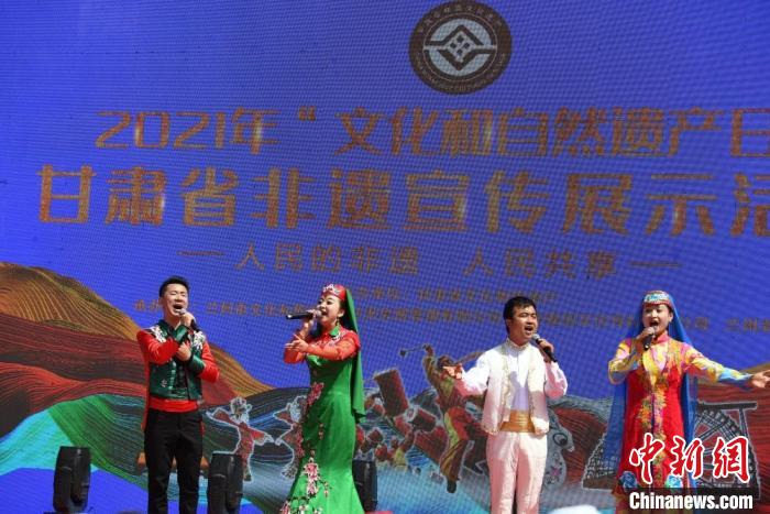 圖為甘肅臨夏回族自治州非遺傳承人演唱花兒?！钇G敏 攝
