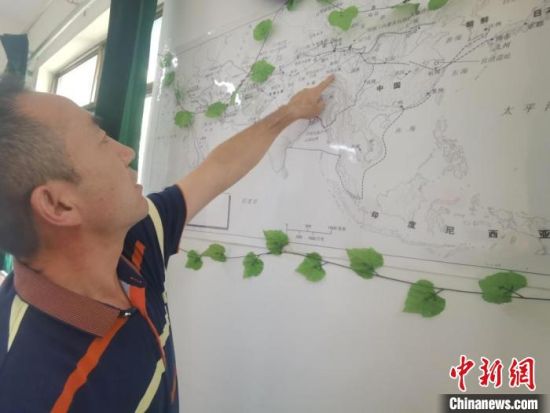 圖為甘肅省社會(huì)科學(xué)院絲綢之路研究所所長(zhǎng)侯宗輝指出《絲綢之路古文明》課題組考察線路?！￠Z姣 攝