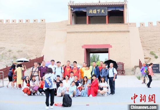 歷經(jīng)數(shù)十載保護(hù)修繕的古老關(guān)城得以延年益壽，成為了海內(nèi)外游客“絲路游”的必經(jīng)打卡地。　高展 攝