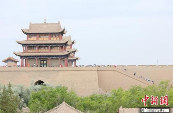 歷經(jīng)數(shù)十載保護(hù)修繕的古老關(guān)城得以延年益壽，成為了海內(nèi)外游客“絲路游”的必經(jīng)打卡地?！「哒?攝