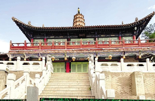 白塔寺閉門謝客，何時開放？管理處：白塔基礎出現病害圍擋施工，預計年底前完工