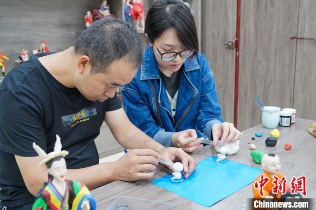 <a target='_blank'  data-cke-saved- >中新社</a>記者(右)現(xiàn)場體驗面塑制作過程。　陳爭強(qiáng) 攝