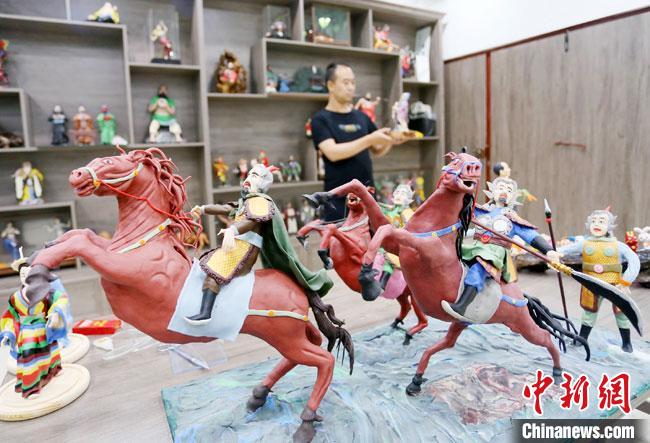 安秋平是成州面塑第五代傳承人，也是當(dāng)?shù)匚ㄒ粓允孛嫠苤谱鞯娜恕！「哒?攝