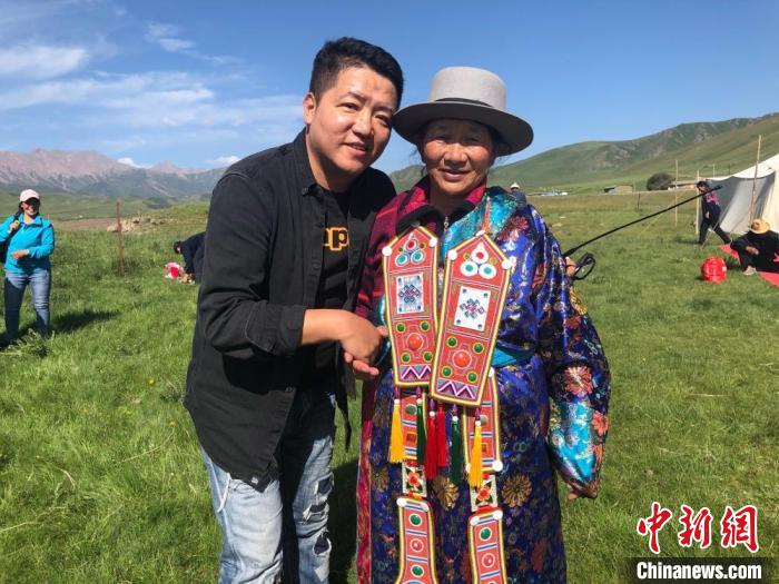 圖為拍攝紀(jì)錄片《西茂的婚禮》期間，張輝剛(左)與裕固族老人合影留念。(資料圖) 張輝剛供圖