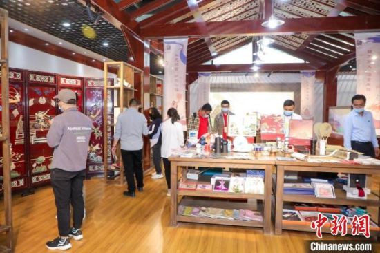 圖為甘肅“一會(huì)一節(jié)”期間，位于敦煌的天水市展館中，民眾觀賞文創(chuàng)產(chǎn)品?！「拭C省文化和旅游廳供圖