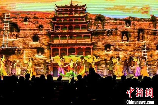 開幕式文藝展示“相約敦煌”，通過數(shù)字技術(shù)將莫高窟“搬到”演出現(xiàn)場(chǎng)。　甘肅省文化和旅游廳供圖