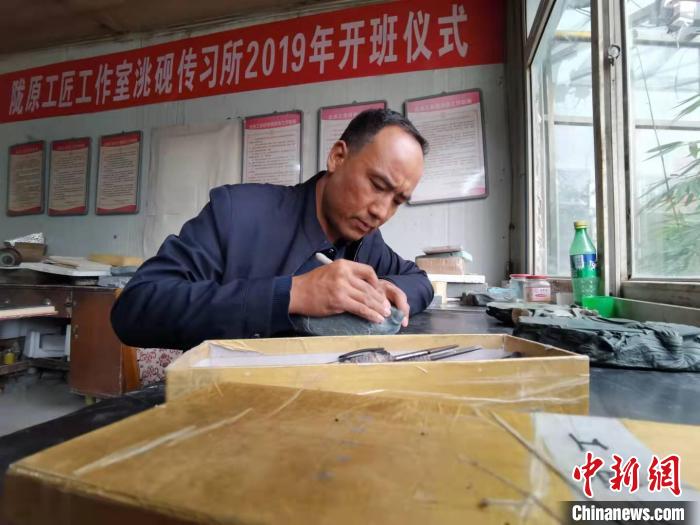 甘肅卓尼洮硯融合文化提升內(nèi)涵：不只一硯一銘，還要一盒一拓