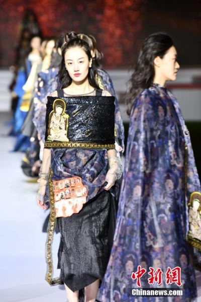 圖為敦煌服裝秀展示。 殷春永 攝