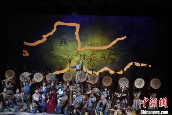 作為隴劇“梅花”，雷通霞在《大禹治水》中甘當(dāng)“綠葉”，該劇推出后，反響十分熱烈。(資料圖) 楊艷敏 攝