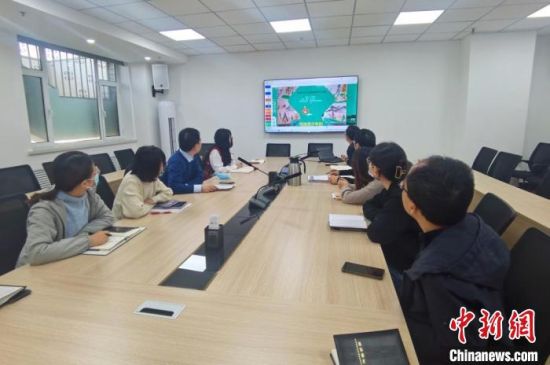 圖為甘肅教育出版社《寫給青少年的敦煌故事》叢書項目組，探討圖書封面設(shè)計。　閆姣 攝