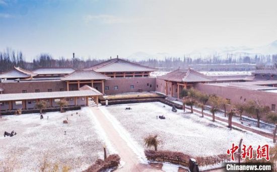 圖為雪落大漠古堡——敦煌山莊。　王斌銀 攝