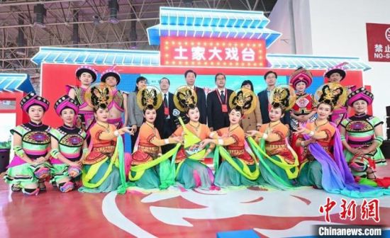 11月26日，“甘肅團(tuán)”在首屆中國(guó)(武漢)文化旅游博覽會(huì)展區(qū)的“土家大戲臺(tái)”，與“湖北團(tuán)”互訪交流?！「拭C省文化和旅游廳供圖