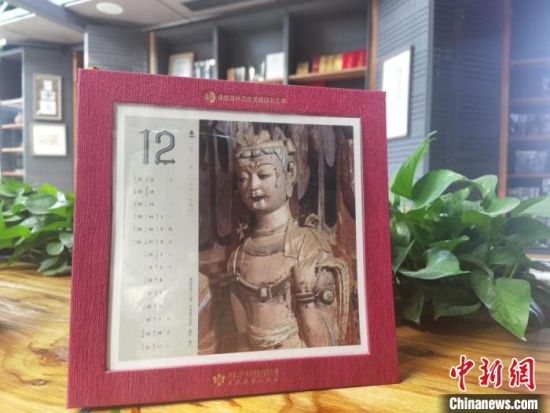 圖為徐晉林制作的敦煌題材的手工書《走進(jìn)沙漠敦煌——莫高窟與藏書票藝術(shù)》，深受讀者喜愛?！￠Z姣 攝