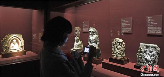 2018年8月，《平山郁夫的絲路世界——平山郁夫絲綢之路美術(shù)館文物展》在甘肅敦煌莫高窟開展。中新社記者 楊艷敏 攝