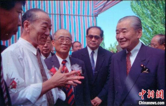 1994年8月，時任日本首相竹下登(右一)與時任敦煌研究院院長段文杰在莫高窟親切交談。中新社發(fā) 婁婕 供圖