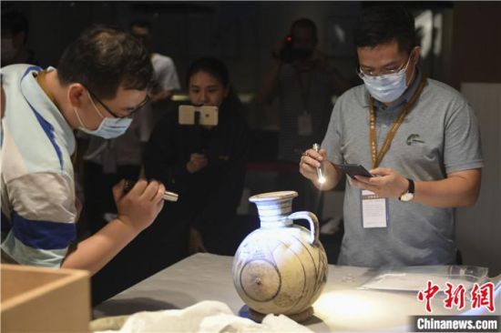 2020年6月，在長沙博物館舉行“從地中海到中國：絲路寶藏——平山郁夫絲綢之路美術(shù)館藏文物展”前，專家開箱鑒定文物。中新社記者 楊華峰 攝