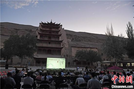 2018年8月，在敦煌莫高窟標(biāo)志性建筑“九層樓”前，《回顧平山郁夫先生的貢獻(xiàn)》座談會舉行。來自中日兩國的專家、學(xué)者共同懷念這位情系敦煌數(shù)十載的繪畫巨匠、中日友好的文化使者、世界文化遺產(chǎn)的守護(hù)者。中新社記者 楊艷敏 攝