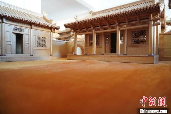 圖為微縮建筑蘭州四合院內(nèi)部結(jié)構(gòu)?！【琶赖┰?　攝