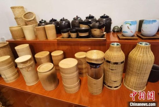圖為展陳的一件件精致可愛的竹編農具工藝品。　馮志軍 攝